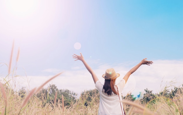 Foto vista posteriore di una donna in piedi sul campo