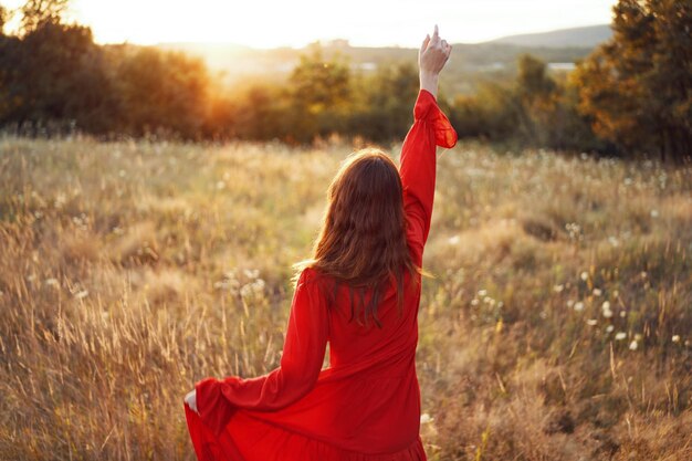 Photo rear view of woman standing on field