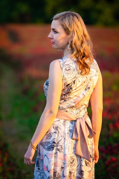 Photo rear view of woman standing on field