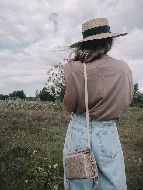 Foto vista posteriore di una donna in piedi sul campo