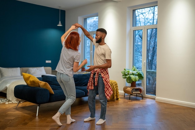 Photo rear view of woman standing on floor at home