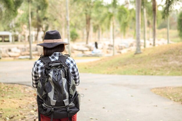 Photo rear view of woman standing on footpath