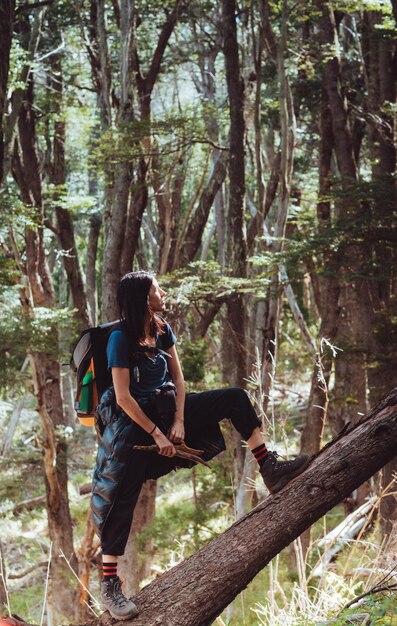 Foto vista posteriore di una donna in piedi nella foresta