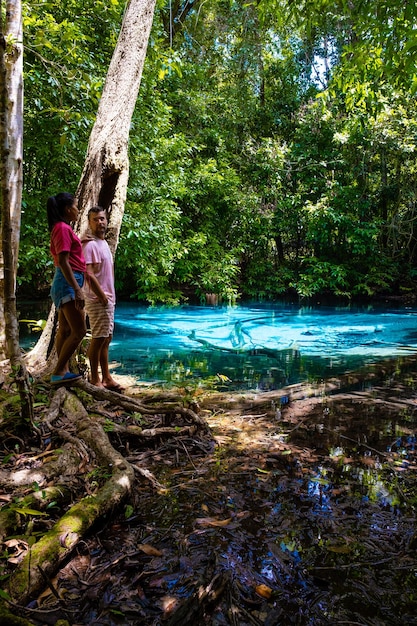 Foto vista posteriore di una donna in piedi nella foresta