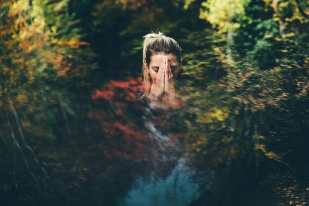 Photo rear view of woman standing in forest