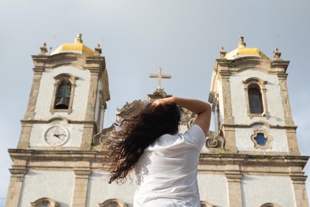 Foto vista posteriore di una donna in piedi davanti alla chiesa