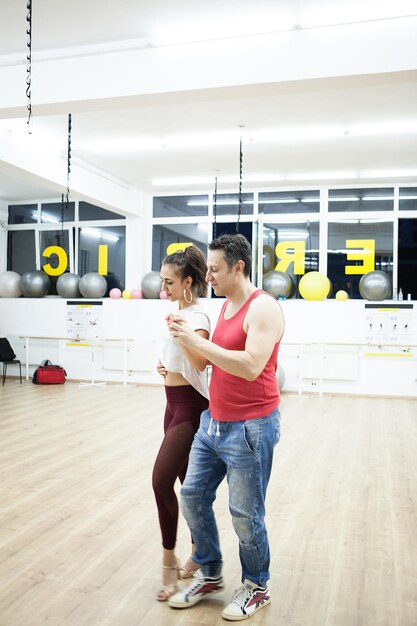 Foto vista posteriore di una donna in piedi in palestra