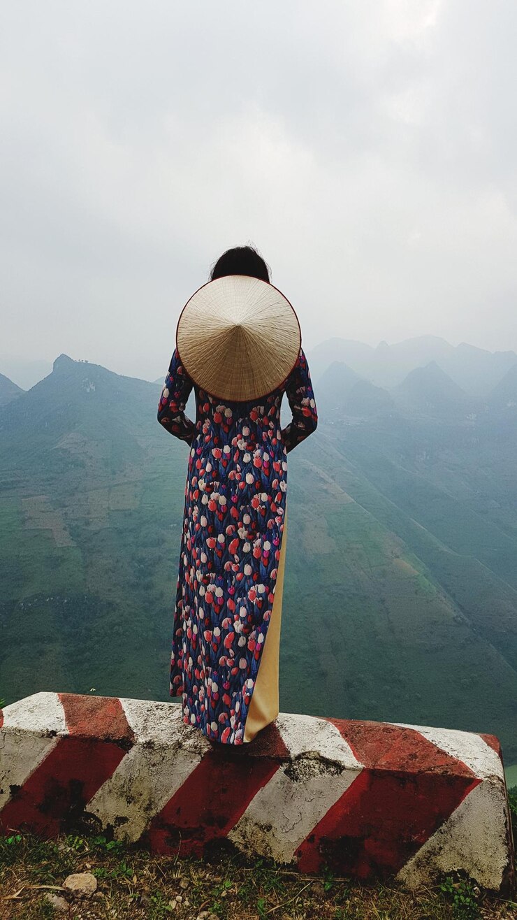 Photo 하늘 을 배경 으로 지상 에 서 있는 여자 의 뒷면