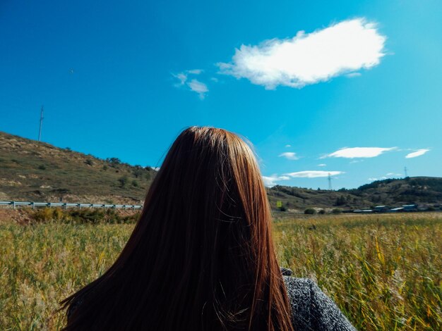 Foto vista posteriore di una donna in piedi sulla terra