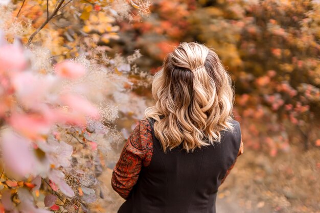 Photo rear view of woman standing on leaves during autumn