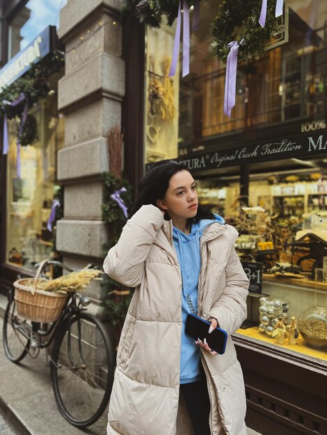 Photo rear view of woman standing in market