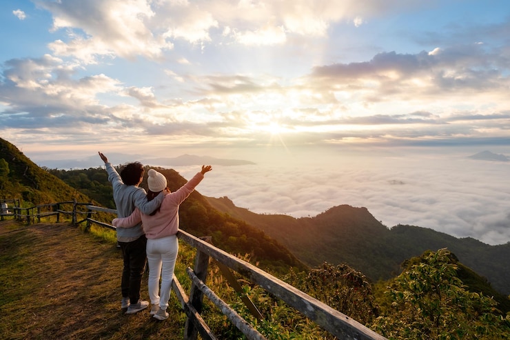 Photo rear view of woman standing on mountain against sky