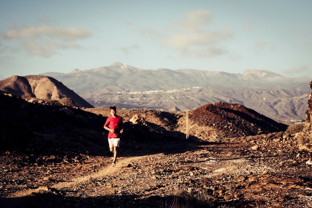 Photo rear view of woman standing on mountain