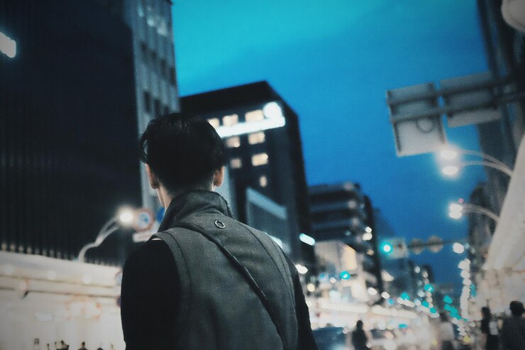 Photo 밤 에 서 있는 여자 의 뒷면