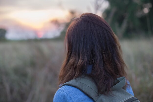 Photo rear view of woman standing outdoors