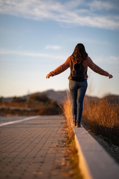 Photo rear view of woman standing outdoors