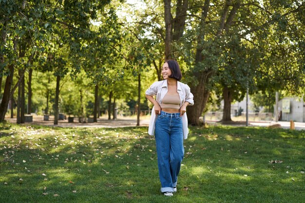 Photo rear view of woman standing in park