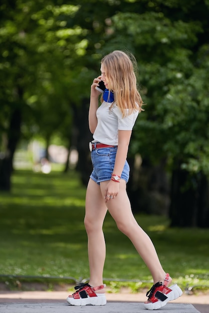 Photo rear view of woman standing in park