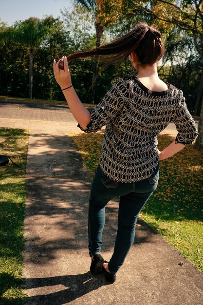 Foto vista posteriore di una donna in piedi nel parco