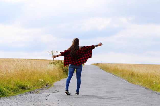 Foto vista posteriore di una donna in piedi sulla strada