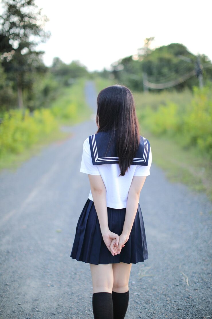 Photo 도로 에 서 있는 여자 의 뒷면