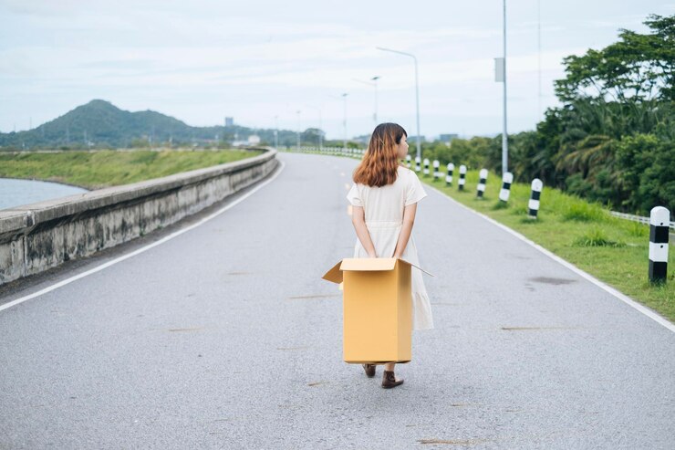 Photo 站在路上的一名女子的后视图