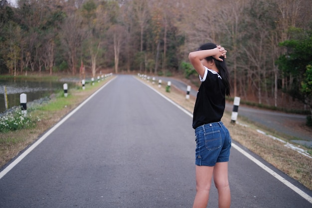 Photo rear view of woman standing on road