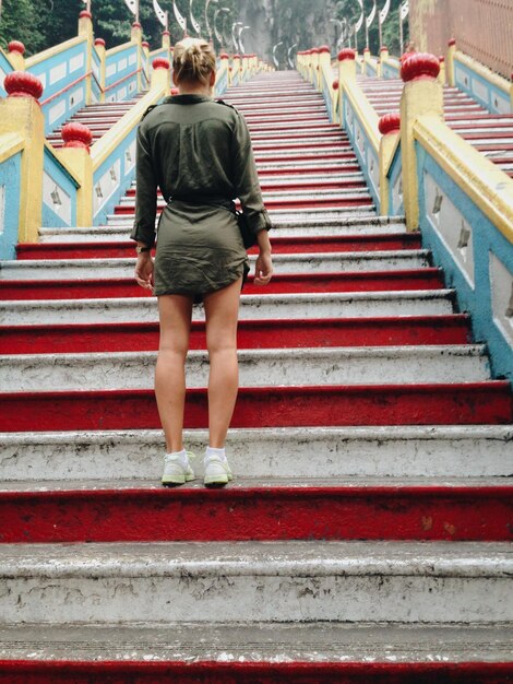 Photo rear view of woman standing on steps