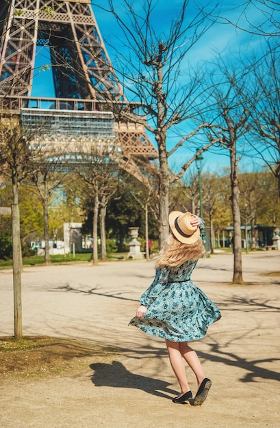 通りに立っている女性の後ろの景色