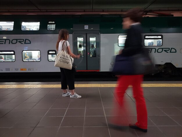 Foto vista posteriore di una donna in piedi alla stazione della metropolitana