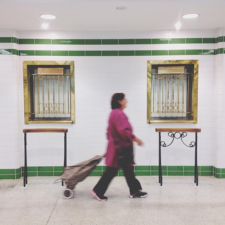 Photo rear view of woman standing in subway