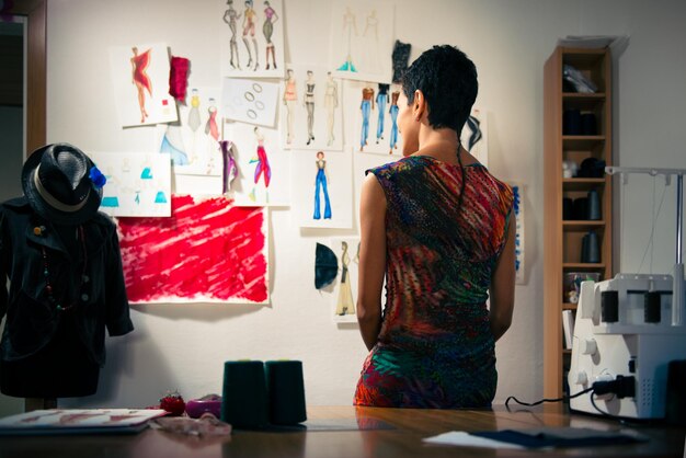 Photo rear view of woman standing at table in office