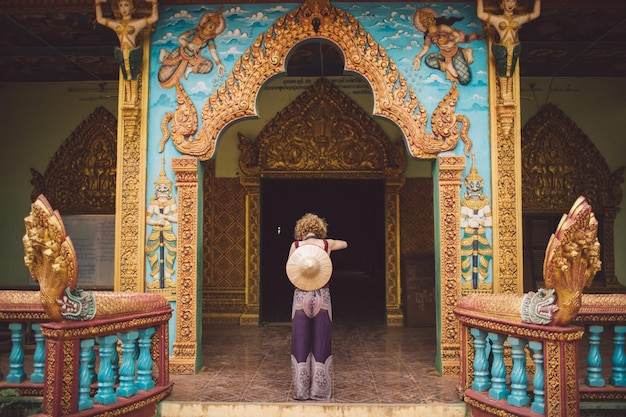 Photo rear view of woman standing at temple