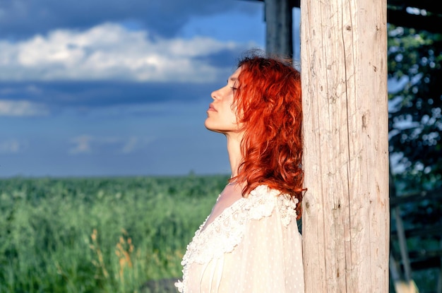 Photo rear view of woman standing on wooden post