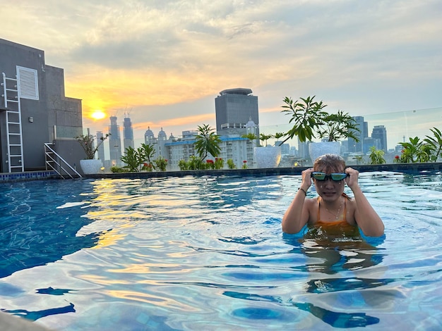 Foto vista posteriore di una donna che nuota in piscina