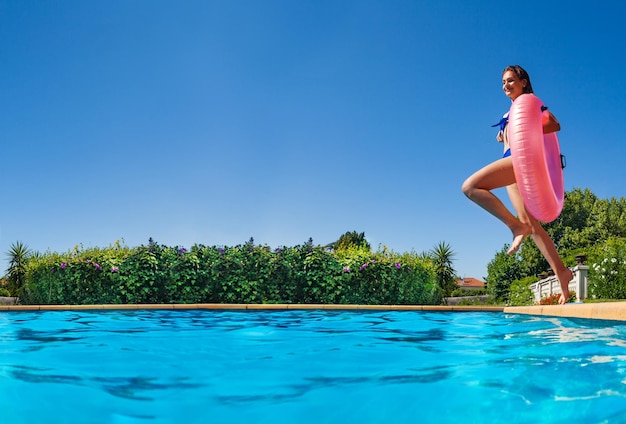 Foto vista posteriore di una donna che nuota in piscina