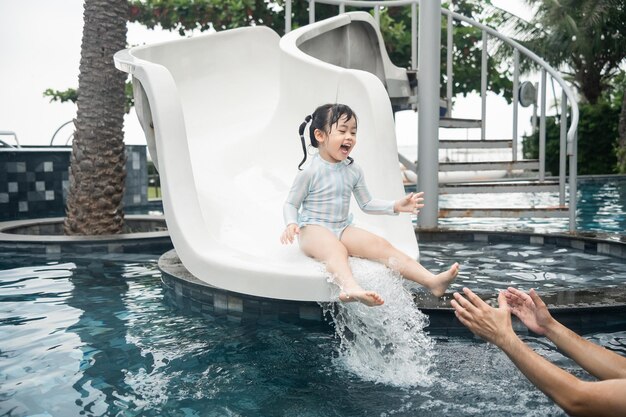 Photo rear view of woman in swimming pool