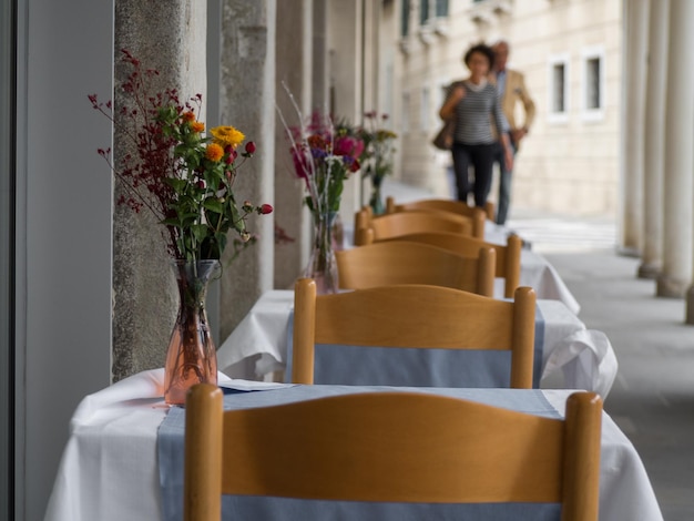 Foto vista posteriore di una donna sul tavolo a casa