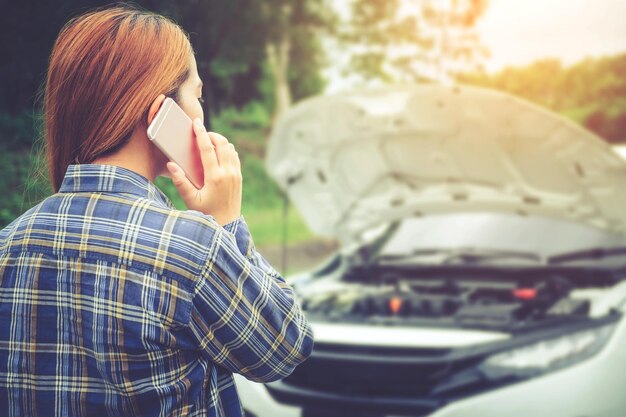 Foto vista posteriore di una donna che parla al cellulare