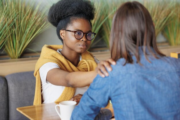 Photo rear view of woman talking with therapist