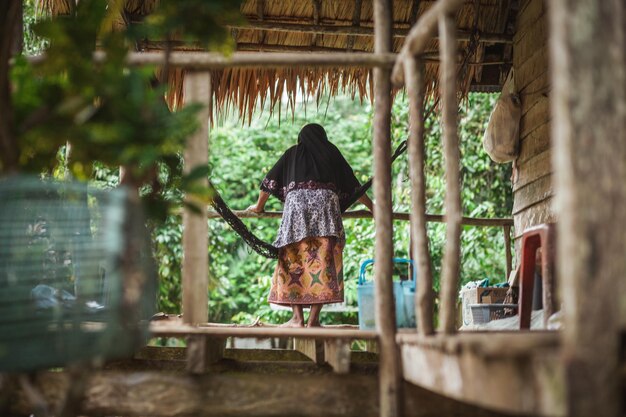 Foto vista posteriore di una donna in thailandia