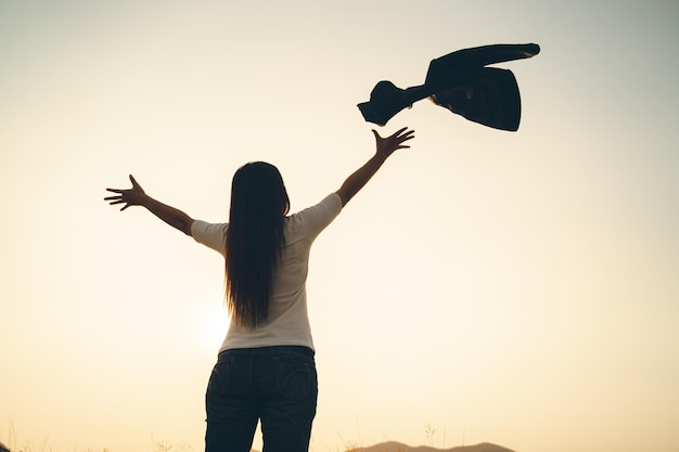 Photo rear view of woman throwing jacket against sky