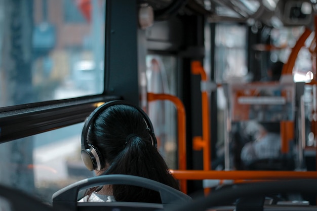 Photo rear view of woman in train