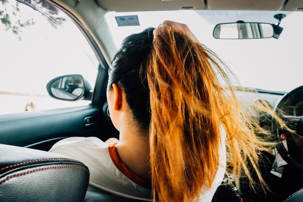 Foto vista posteriore di una donna che viaggia in auto