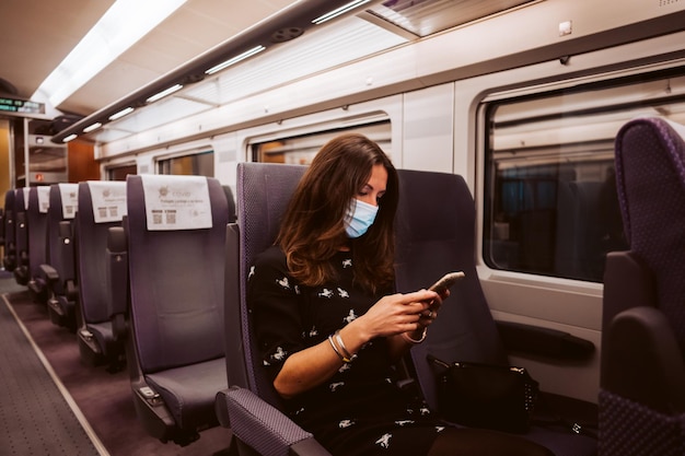 Photo rear view of woman traveling in train