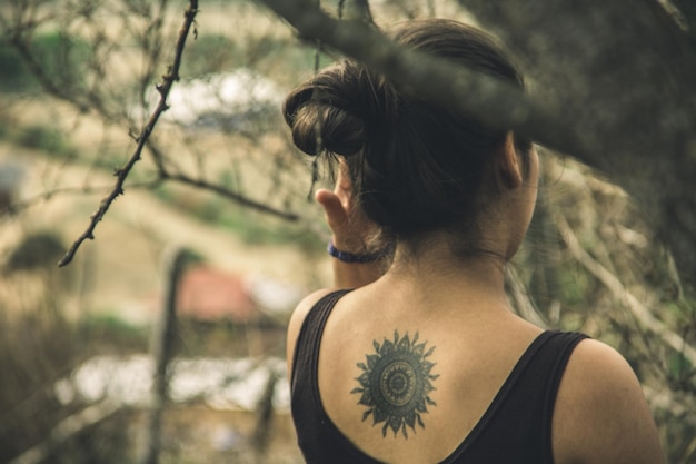 Foto vista posteriore di una donna sugli alberi