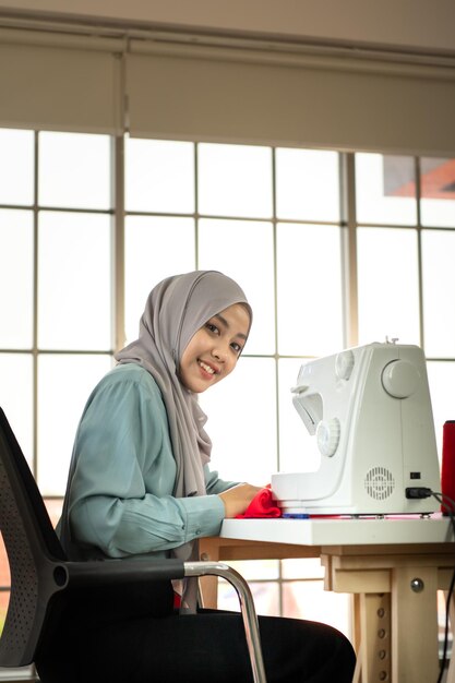 Photo rear view of woman using laptop at home