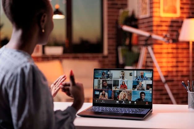 Photo rear view of woman using laptop at table