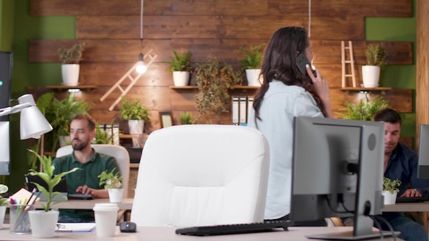 Photo rear view of woman using laptop while sitting on table