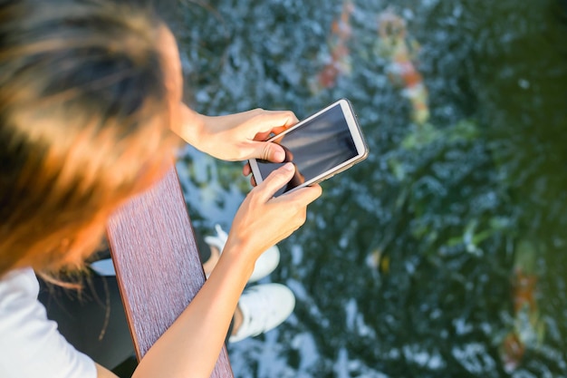 Photo rear view of woman using mobile phone